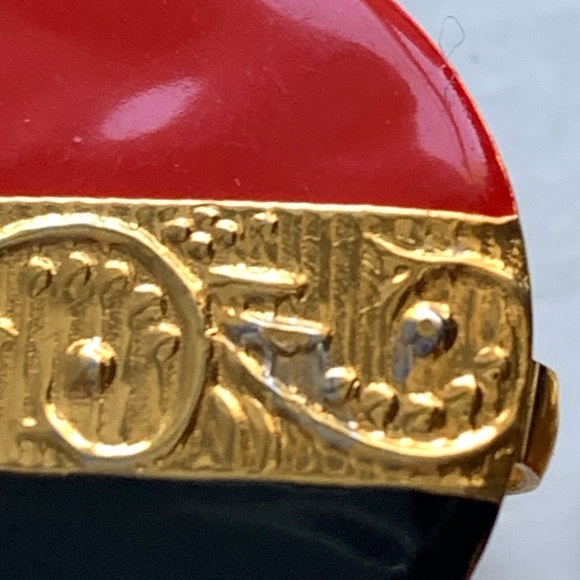 Vintage Light Weight Black Red Gold Plated Enamel Round Clip Earrings Jewelry - Picture 6 of 6